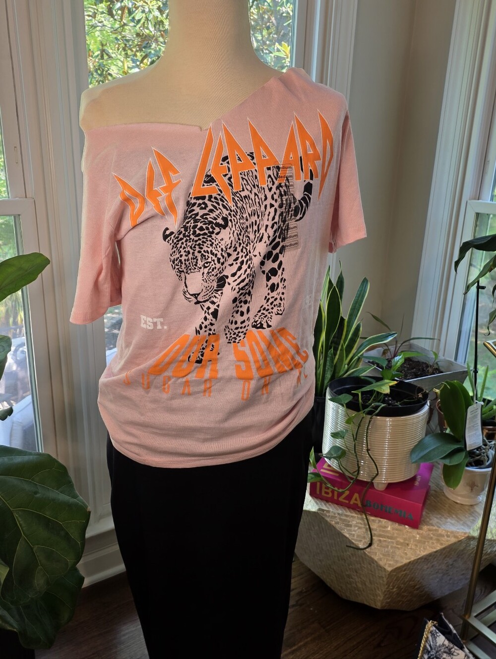 🐆Def Leppard Pink-Peach Short Sleeve Tee w/ Orange Graphics🥰 Shown Customized